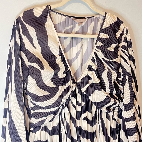 H&M Womens XL Accordion Pleat Mini Dress Deep V Neck Abstract Stripe Gray Tiered - Picture 3 of 8